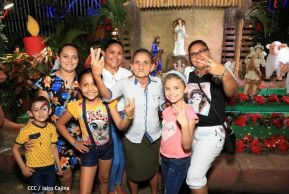 Familias disfrutan el ambiente navideño en la Avenida de Bolívar a Chávez