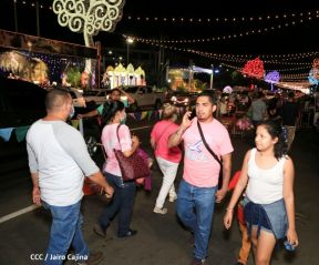 Familias disfrutan el ambiente navideño en la Avenida de Bolívar a Chávez