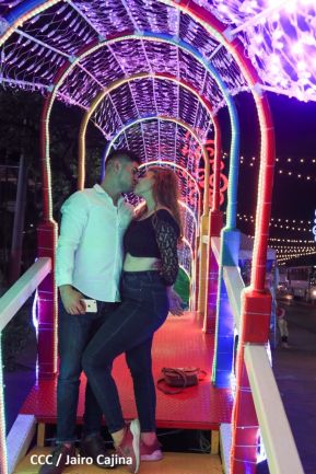 Familias disfrutan el ambiente navideño en la Avenida de Bolívar a Chávez