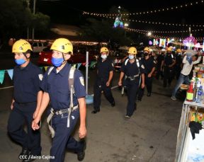 Familias disfrutan el ambiente navideño en la Avenida de Bolívar a Chávez