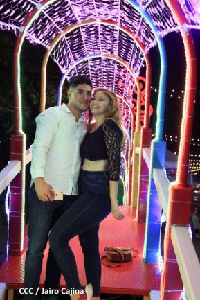 Familias disfrutan el ambiente navideño en la Avenida de Bolívar a Chávez