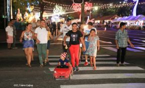 Familias disfrutan el ambiente navideño en la Avenida de Bolívar a Chávez
