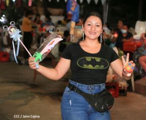 Familias disfrutan el ambiente navideño en la Avenida de Bolívar a Chávez