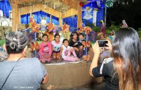 Familias disfrutan el ambiente navideño en la Avenida de Bolívar a Chávez
