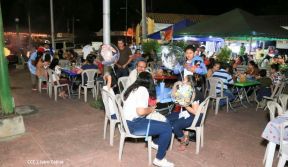 Familias disfrutan el ambiente navideño en la Avenida de Bolívar a Chávez