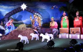 Familias disfrutan el ambiente navideño en la Avenida de Bolívar a Chávez