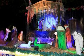 Familias disfrutan el ambiente navideño en la Avenida de Bolívar a Chávez