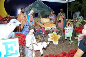 Familias disfrutan el ambiente navideño en la Avenida de Bolívar a Chávez