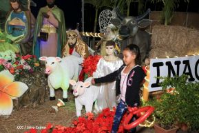 Familias disfrutan el ambiente navideño en la Avenida de Bolívar a Chávez