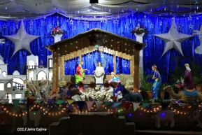 Familias disfrutan el ambiente navideño en la Avenida de Bolívar a Chávez