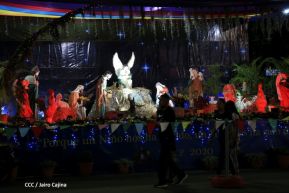 Familias disfrutan el ambiente navideño en la Avenida de Bolívar a Chávez