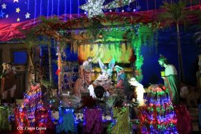 Familias disfrutan el ambiente navideño en la Avenida de Bolívar a Chávez