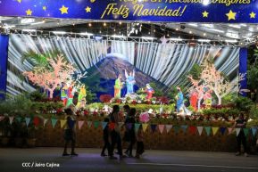 Familias disfrutan el ambiente navideño en la Avenida de Bolívar a Chávez