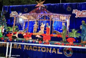 Familias disfrutan el ambiente navideño en la Avenida de Bolívar a Chávez
