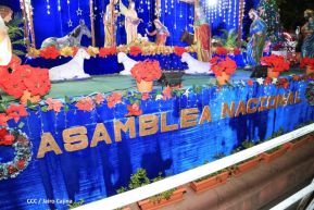 Familias disfrutan el ambiente navideño en la Avenida de Bolívar a Chávez