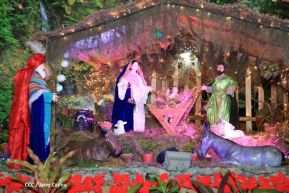 Familias disfrutan el ambiente navideño en la Avenida de Bolívar a Chávez