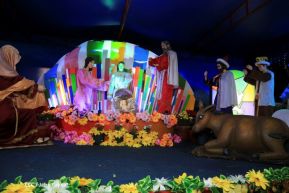 Familias disfrutan el ambiente navideño en la Avenida de Bolívar a Chávez