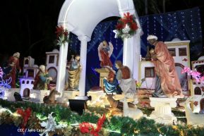 Familias disfrutan el ambiente navideño en la Avenida de Bolívar a Chávez