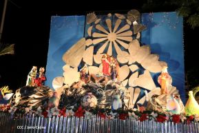 Familias disfrutan el ambiente navideño en la Avenida de Bolívar a Chávez