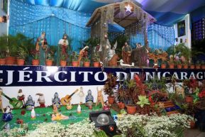 Familias disfrutan el ambiente navideño en la Avenida de Bolívar a Chávez