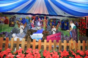 Familias disfrutan el ambiente navideño en la Avenida de Bolívar a Chávez