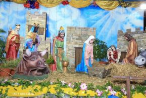 Familias disfrutan el ambiente navideño en la Avenida de Bolívar a Chávez