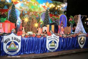 Familias disfrutan el ambiente navideño en la Avenida de Bolívar a Chávez