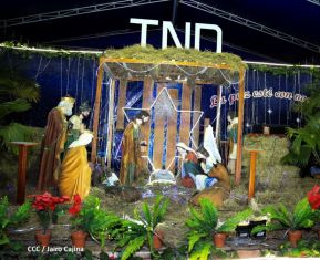 Familias disfrutan el ambiente navideño en la Avenida de Bolívar a Chávez