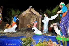 Familias disfrutan el ambiente navideño en la Avenida de Bolívar a Chávez