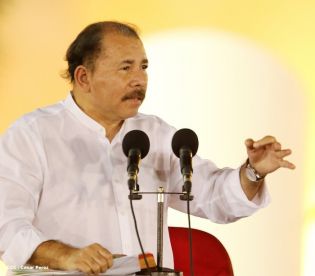 Daniel y Rosario en acto del 80 Aniversario del Tránsito a la Inmortalidad del General Augusto C. Sandino