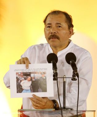 Daniel y Rosario en acto del 80 Aniversario del Tránsito a la Inmortalidad del General Augusto C. Sandino