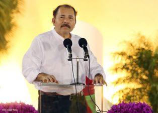 Daniel y Rosario en acto del 80 Aniversario del Tránsito a la Inmortalidad del General Augusto C. Sandino