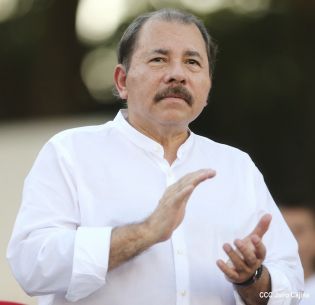 Daniel y Rosario en acto del 80 Aniversario del Tránsito a la Inmortalidad del General Augusto C. Sandino