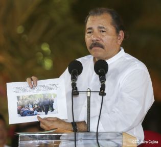 Daniel y Rosario en acto del 80 Aniversario del Tránsito a la Inmortalidad del General Augusto C. Sandino