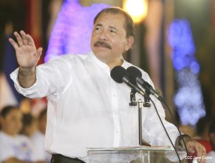 Daniel y Rosario en acto del 80 Aniversario del Tránsito a la Inmortalidad del General Augusto C. Sandino