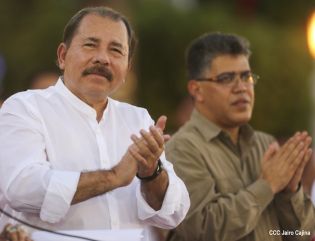 Daniel y Rosario en acto del 80 Aniversario del Tránsito a la Inmortalidad del General Augusto C. Sandino