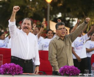 Daniel y Rosario en acto del 80 Aniversario del Tránsito a la Inmortalidad del General Augusto C. Sandino