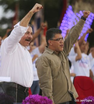 Daniel y Rosario en acto del 80 Aniversario del Tránsito a la Inmortalidad del General Augusto C. Sandino