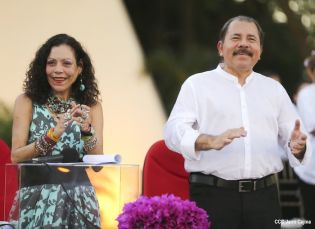 Daniel y Rosario en acto del 80 Aniversario del Tránsito a la Inmortalidad del General Augusto C. Sandino