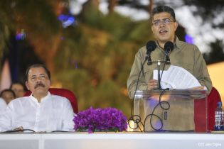 Daniel y Rosario en acto del 80 Aniversario del Tránsito a la Inmortalidad del General Augusto C. Sandino