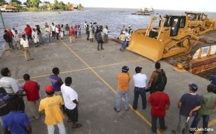Maquinaria para construcción de carretera en Bluefields