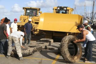 Maquinaria para construcción de carretera en Bluefields