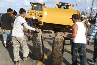 Maquinaria para construcción de carretera en Bluefields