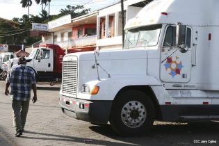 Maquinaria para construcción de carretera en Bluefields