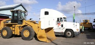 Maquinaria para construcción de carretera en Bluefields