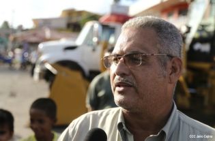 Maquinaria para construcción de carretera en Bluefields