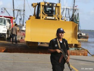 Maquinaria para construcción de carretera en Bluefields