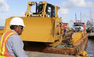 Maquinaria para construcción de carretera en Bluefields