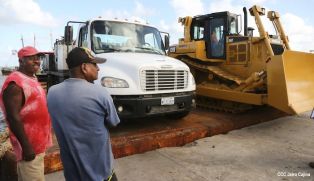 Maquinaria para construcción de carretera en Bluefields