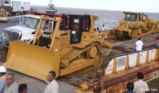 Maquinaria para construcción de carretera en Bluefields